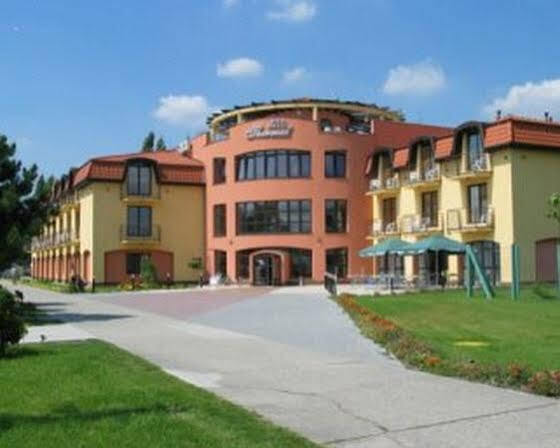 Wellness Hotel Thermal Štúrovo Екстериор снимка